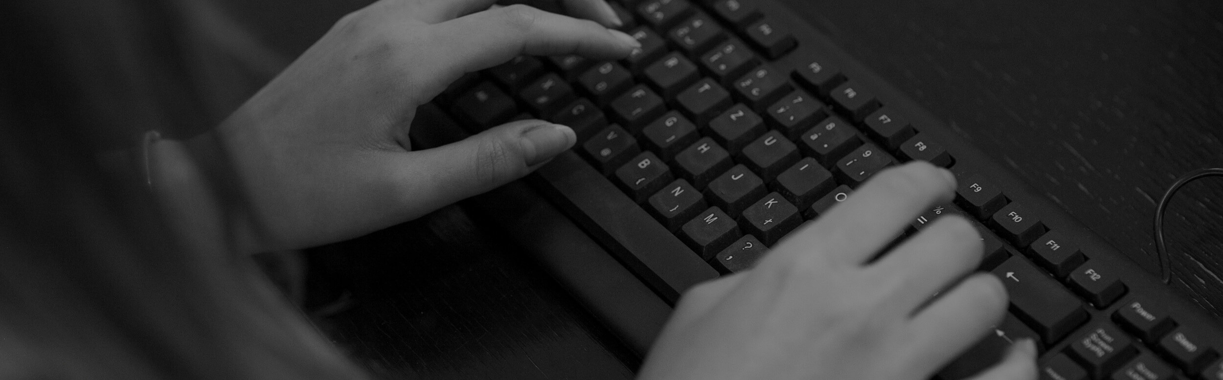 Žena píše na klávesnici