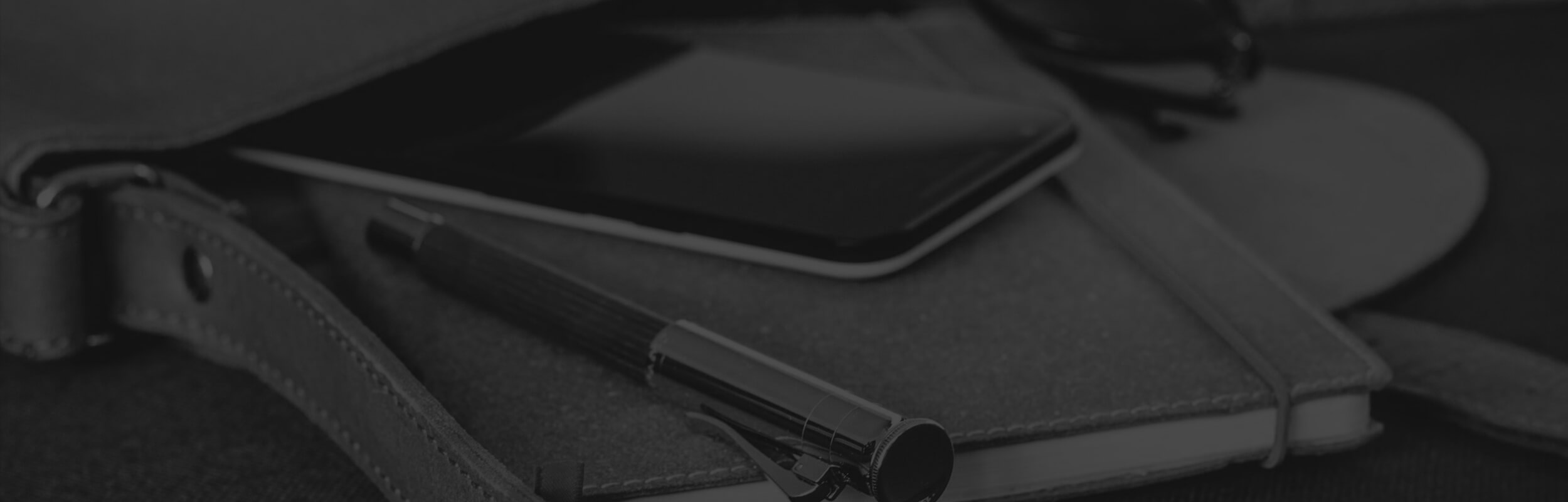 pero, zápisník a mobil v čierno-bielej