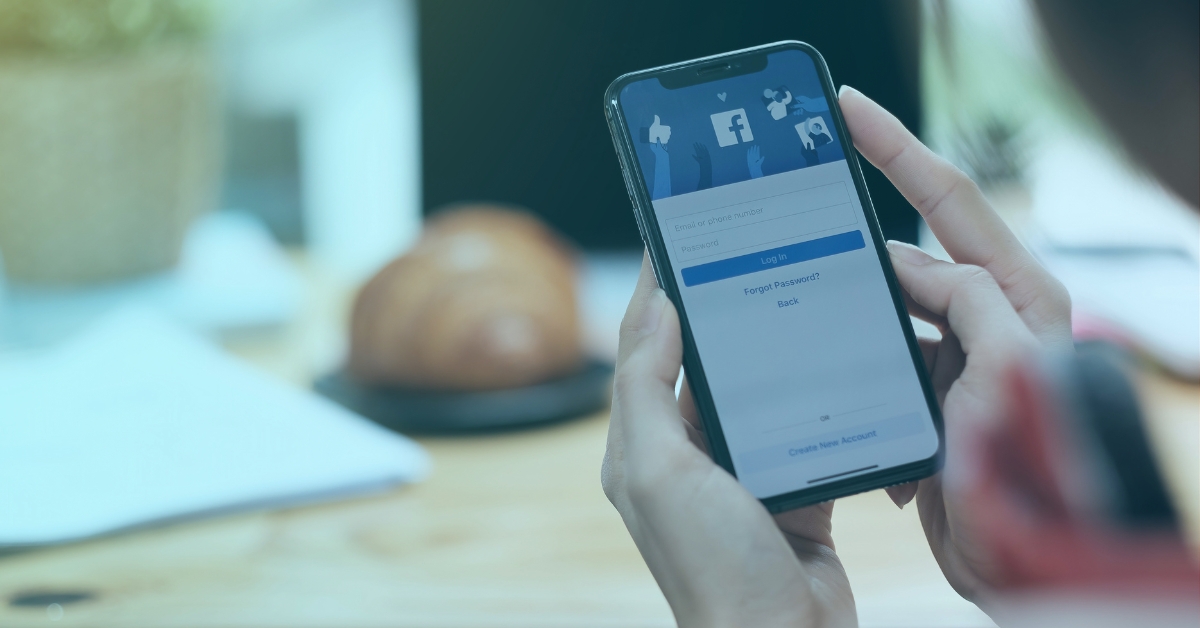 smartphone na pozadí facebook a meta bussiness manager